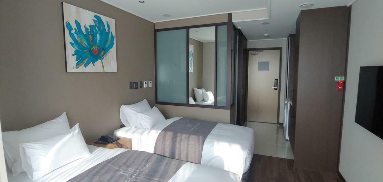 Western Bay Marina Hotel Pyeongtaek Bagian luar foto