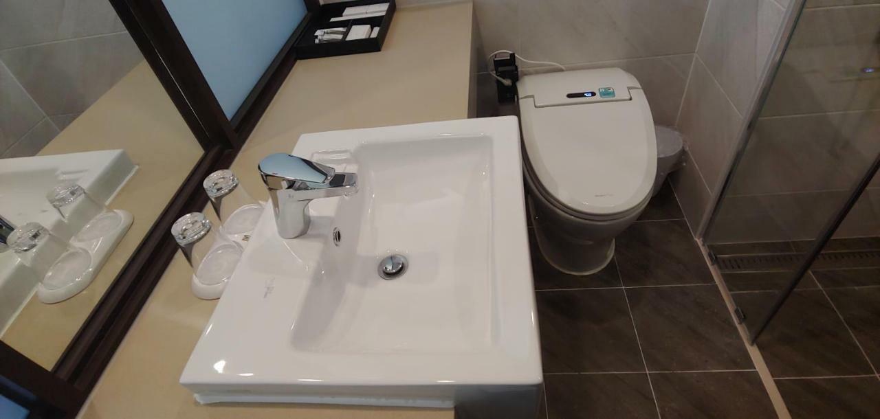 Western Bay Marina Hotel Pyeongtaek Bagian luar foto